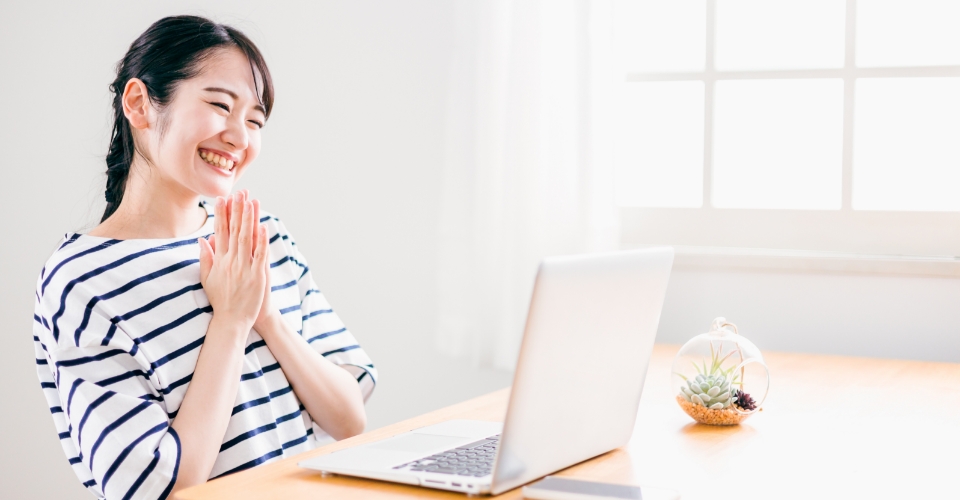 光回線にして喜んでいる女性